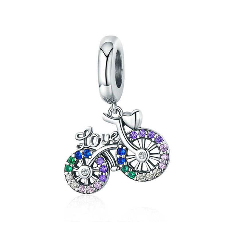 Herz-Charms mit Vogel-Motiv und Emaillierten Blättern