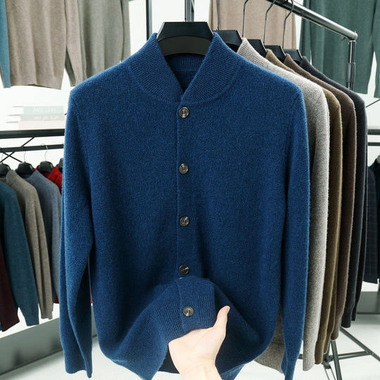 Herren-Strickjacke mit Stehkragen und Knöpfen