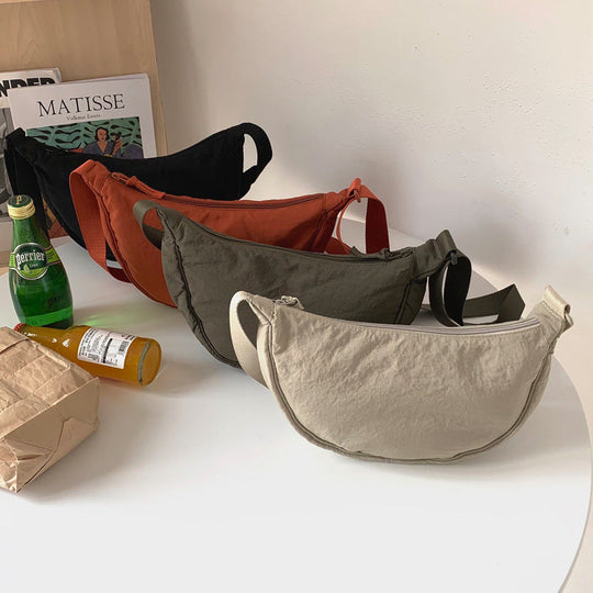 Halbmondförmige Tasche