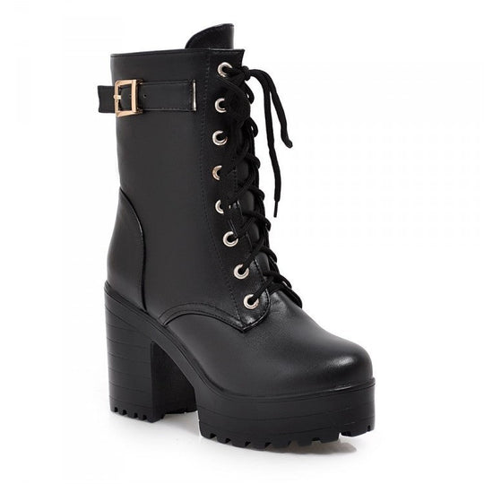 Stiefel mit Schnürung und Schnalle