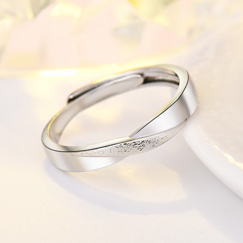 Damenring mit elegantem, gewundenem Design und schimmernden Akzenten Shop Nory