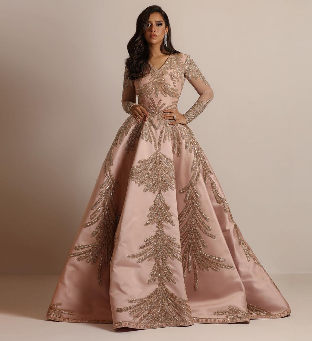 Damen Glamouröses Abendkleid mit schimmernden Pailletten und tiefem V-Ausschnitt