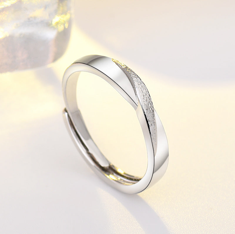 Damenring mit elegantem, gewundenem Design und schimmernden Akzenten Shop Nory