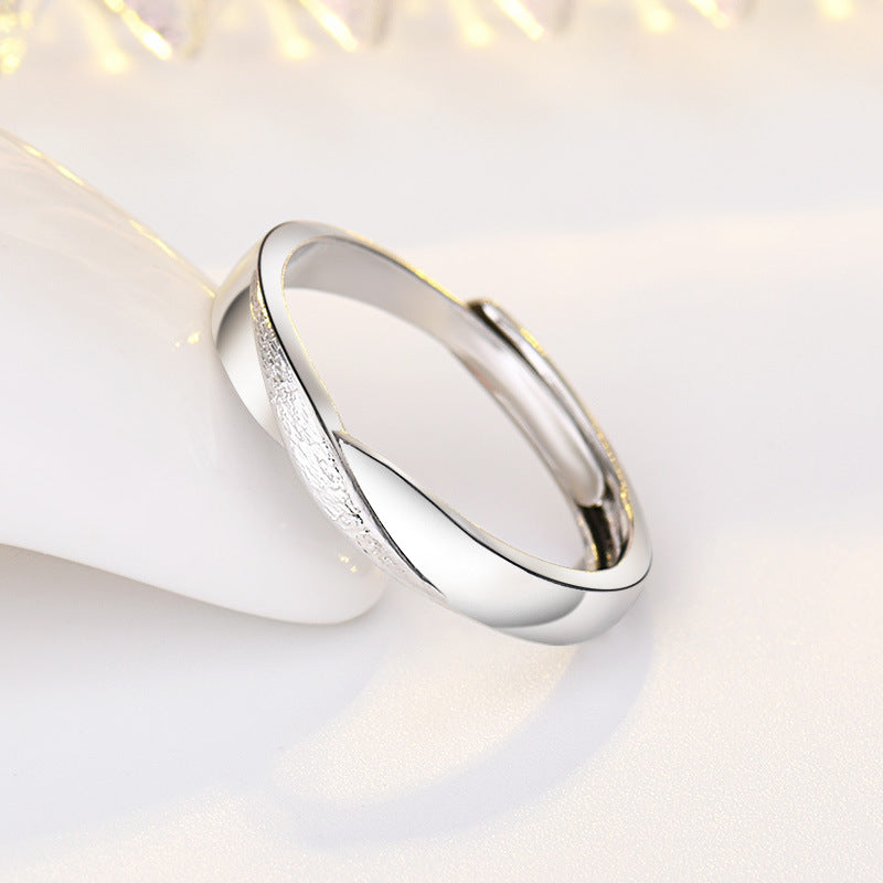 Damenring mit elegantem, gewundenem Design und schimmernden Akzenten Shop Nory