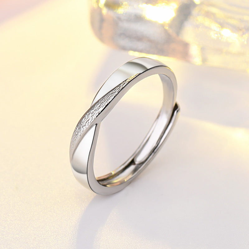 Damenring mit elegantem, gewundenem Design und schimmernden Akzenten Shop Nory