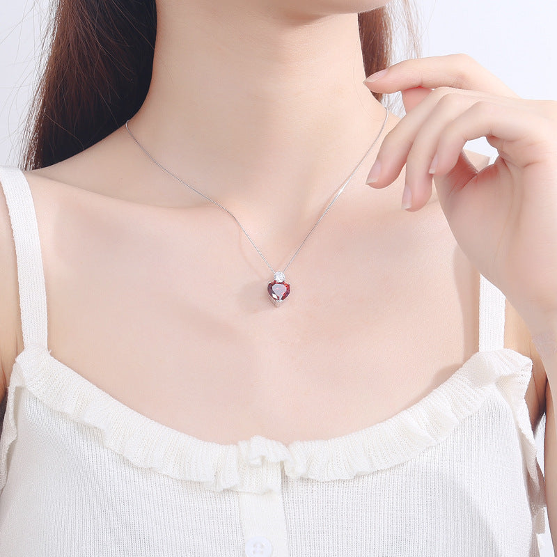 Damen Halskette mit herzförmigem Rubinanhänger und funkelndem Zirkonia Shop Nory