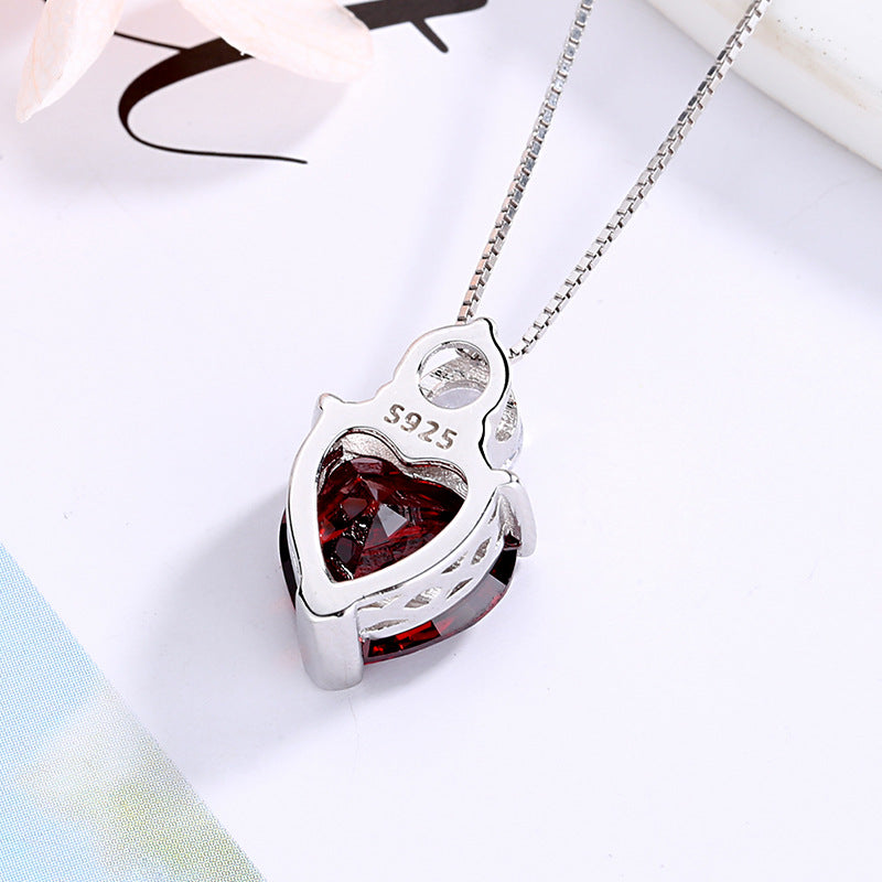 Damen Halskette mit herzförmigem Rubinanhänger und funkelndem Zirkonia Shop Nory