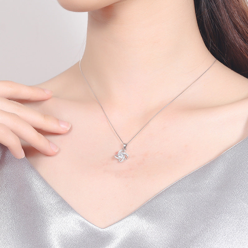 Damen Halskette mit zeitlosem, funkelndem Kristallanhänger und filigraner Detailgestaltung Shop Nory