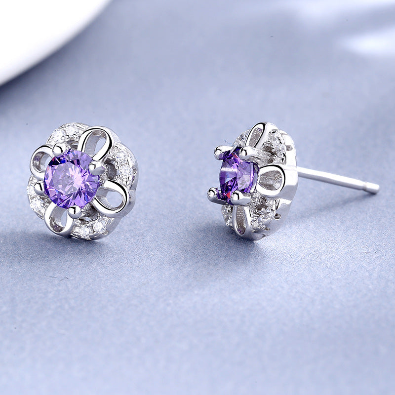 Damen Ohrstecker mit filigranem Blumendesign und funkelnden Kristallen Shop Nory