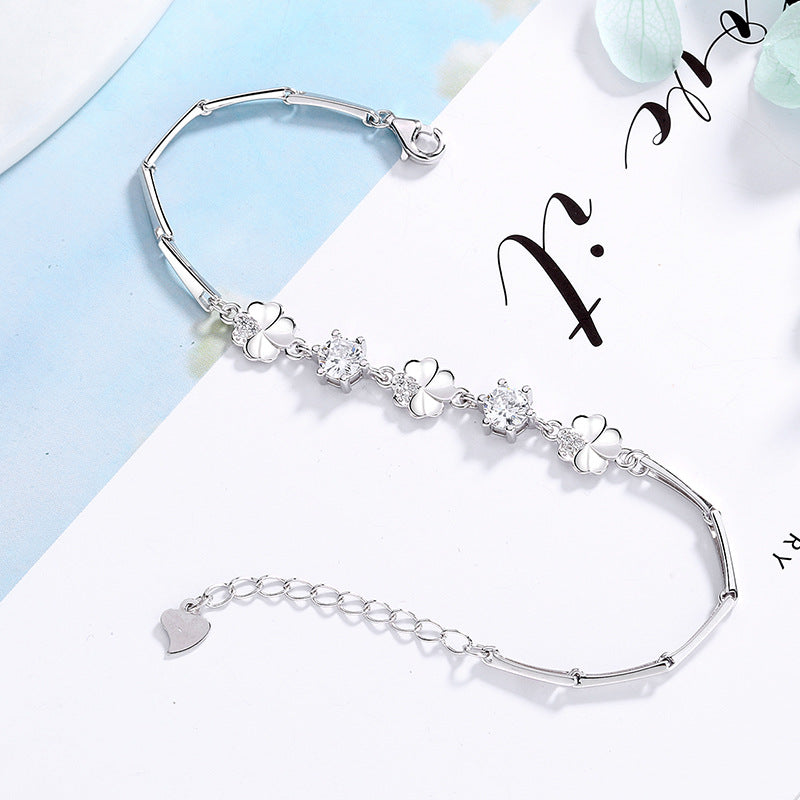 Damen Armband mit floralem Design und funkelnden Zirkonia von Shop Nory