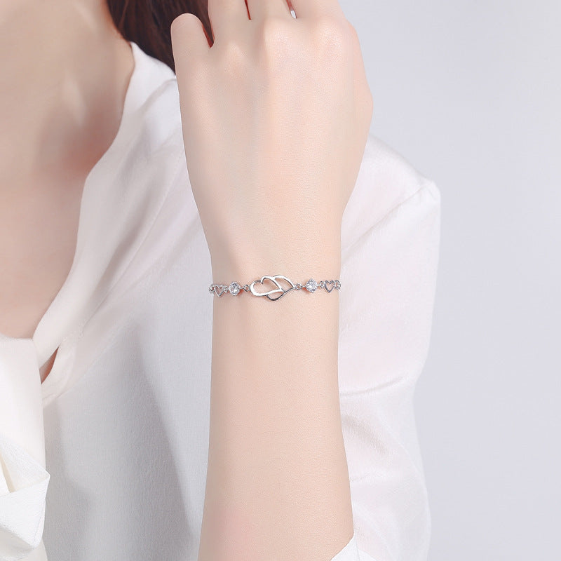 Damen Armband mit doppeltem Herzdesign und funkelnden Amethyst-Steinen Shop Nory