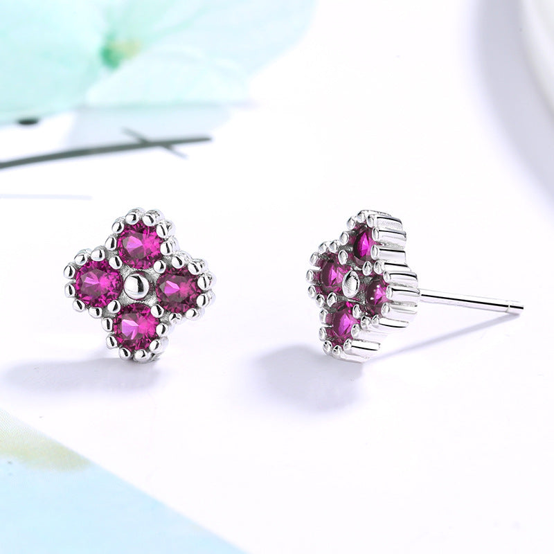 Damen Ohrstecker mit filigranem Blumendesign und funkelnden Akzenten Shop Nory
