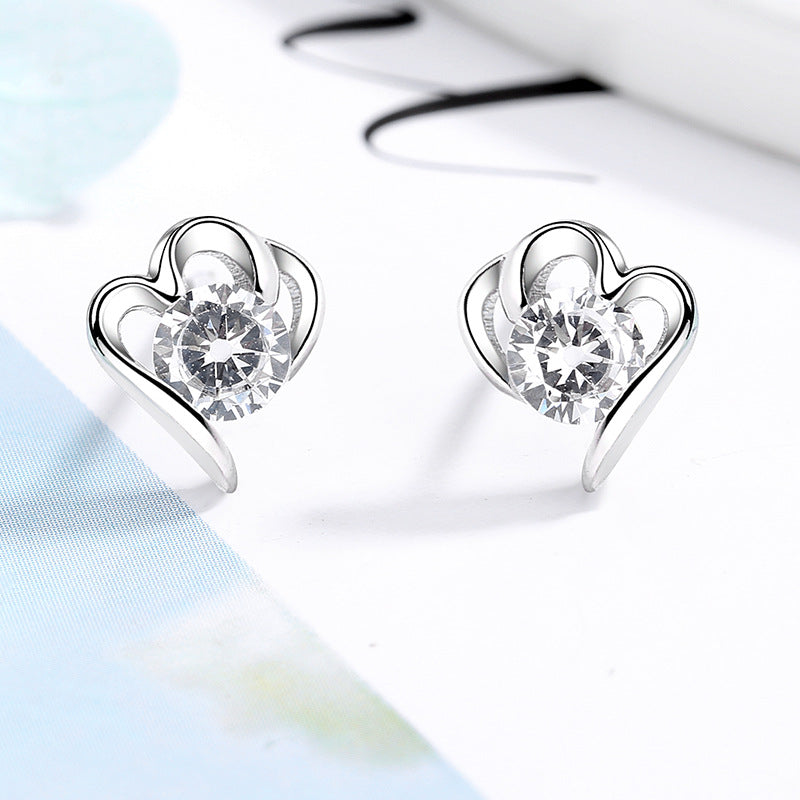 Damen Ohrstecker mit floralem Design und funkelnden Kristallen Shop Nory