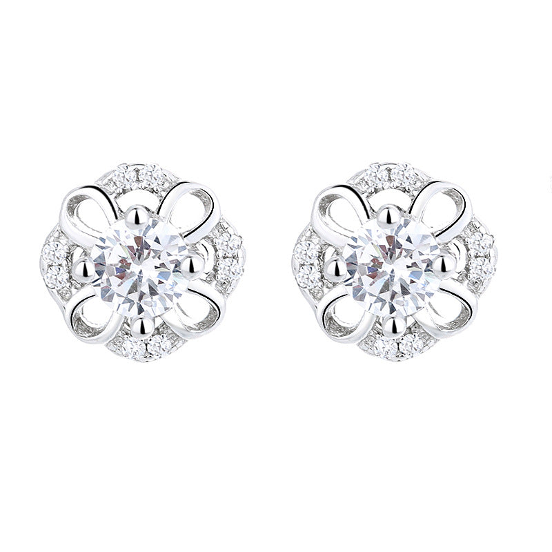 Damen Ohrstecker mit filigranem Blumendesign und funkelnden Kristallen Shop Nory