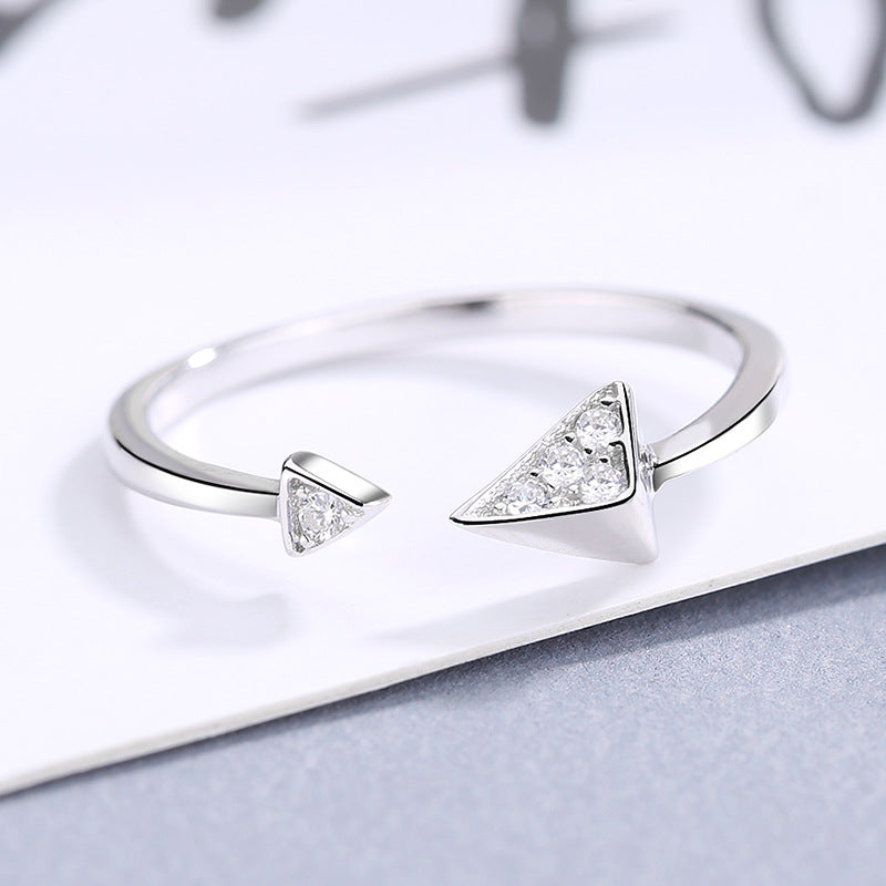Damen offener Ring mit elegantem Pfeildesign und funkelndem Zirkonbesatz Shop Nory