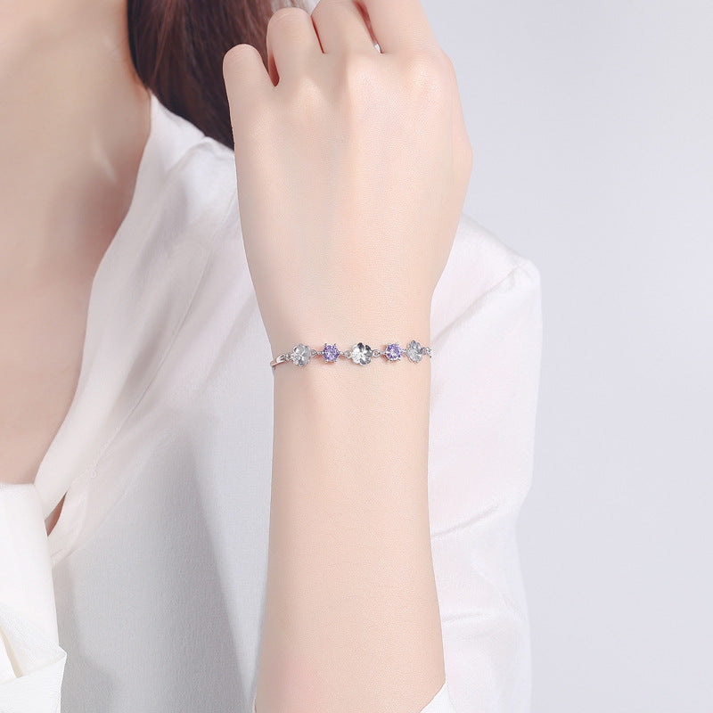 Damen Armband mit floralem Design und funkelnden Zirkonia von Shop Nory