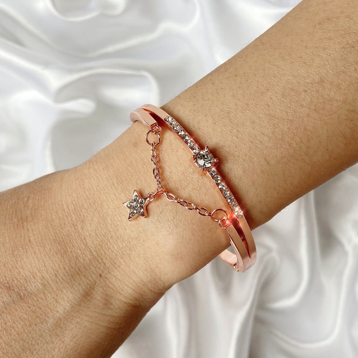 Damenarmband mit funkelndem Anhänger Shop Nory