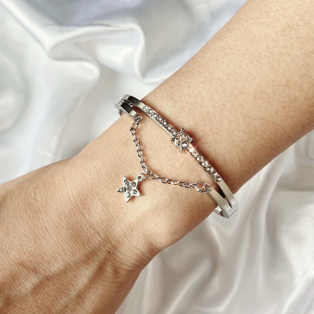 Damenarmband mit funkelndem Anhänger Shop Nory