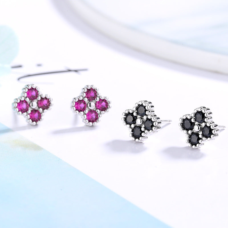 Damen Ohrstecker mit filigranem Blumendesign und funkelnden Akzenten Shop Nory