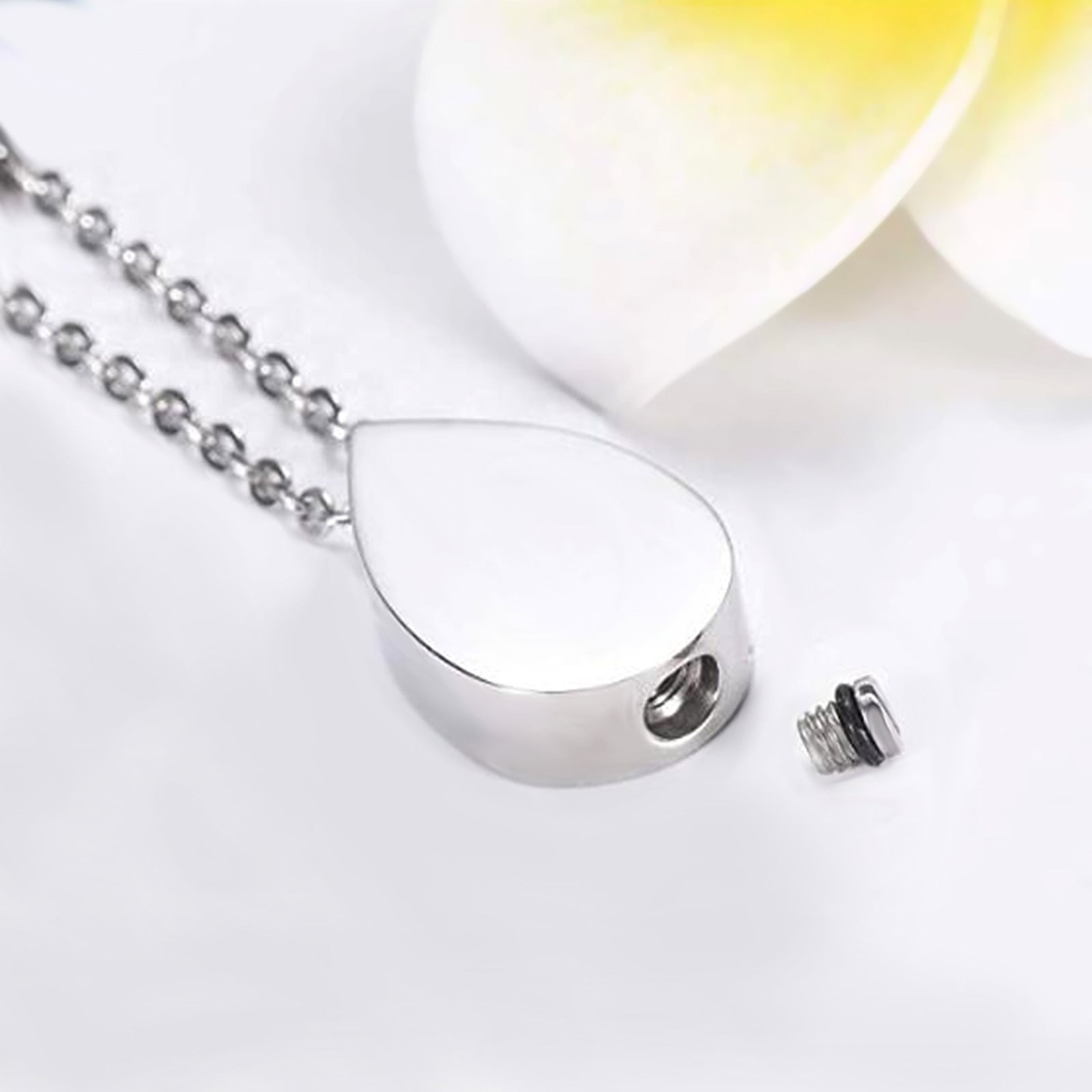 Damen Halskette mit ovalem Anhänger aus Edelstahl Shop Nory