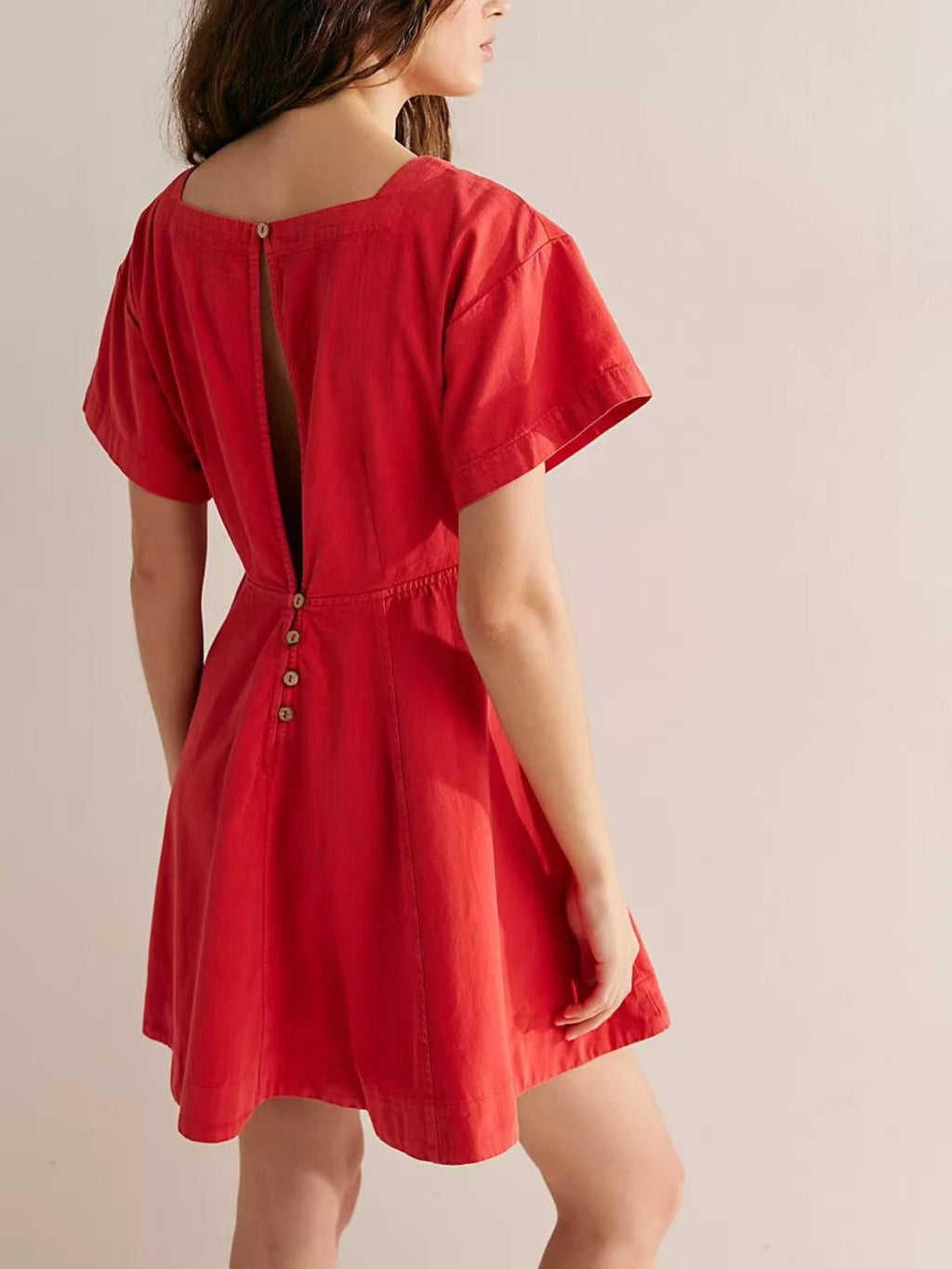 Freizeitkleid mit quadratischem Ausschnitt und Knöpfen
