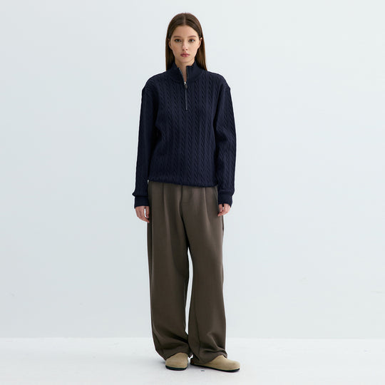 Klassischer Strickpullover mit Zopfmuster und Reißverschluss