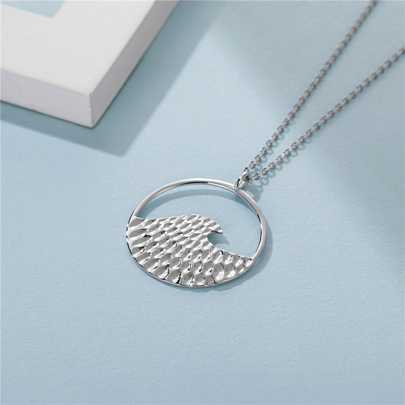 Damen Halskette mit wellenförmigem Anhänger und kunstvollem Design Shop Nory