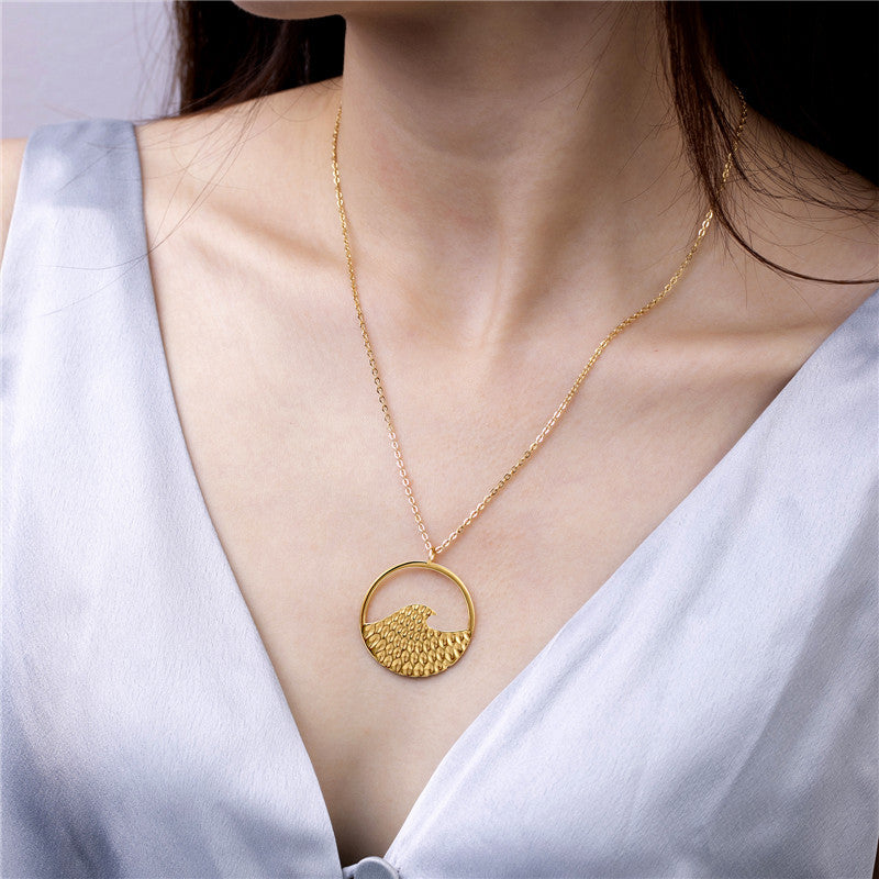 Damen Halskette mit wellenförmigem Anhänger und kunstvollem Design Shop Nory