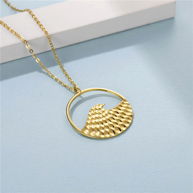 Damen Halskette mit wellenförmigem Anhänger und kunstvollem Design Shop Nory