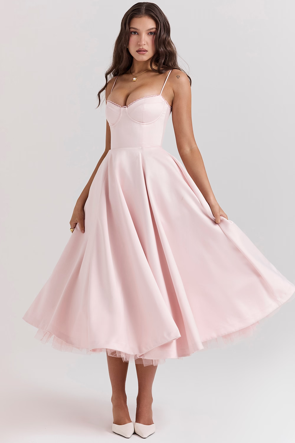 Luxuriös Ausgestellte Kleid mit Spaghettiträgern für Frauen Hochzeit, Braut und Fest Kasana