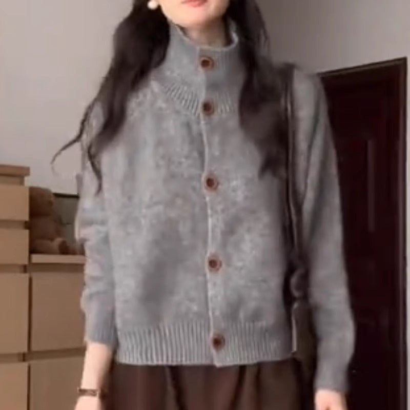 Damen-Strickjacke mit Rollkragen und Knopfleiste