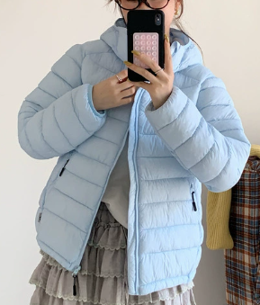 Damen ultraleichte Pufferjacke mit abnehmbarer Kapuze und elastischem Saum