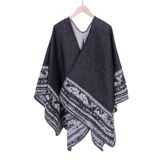 Damen Weichfallende Oversize-Ruana im Umhangstil mit ornamentaler Bordüre Shop Nory