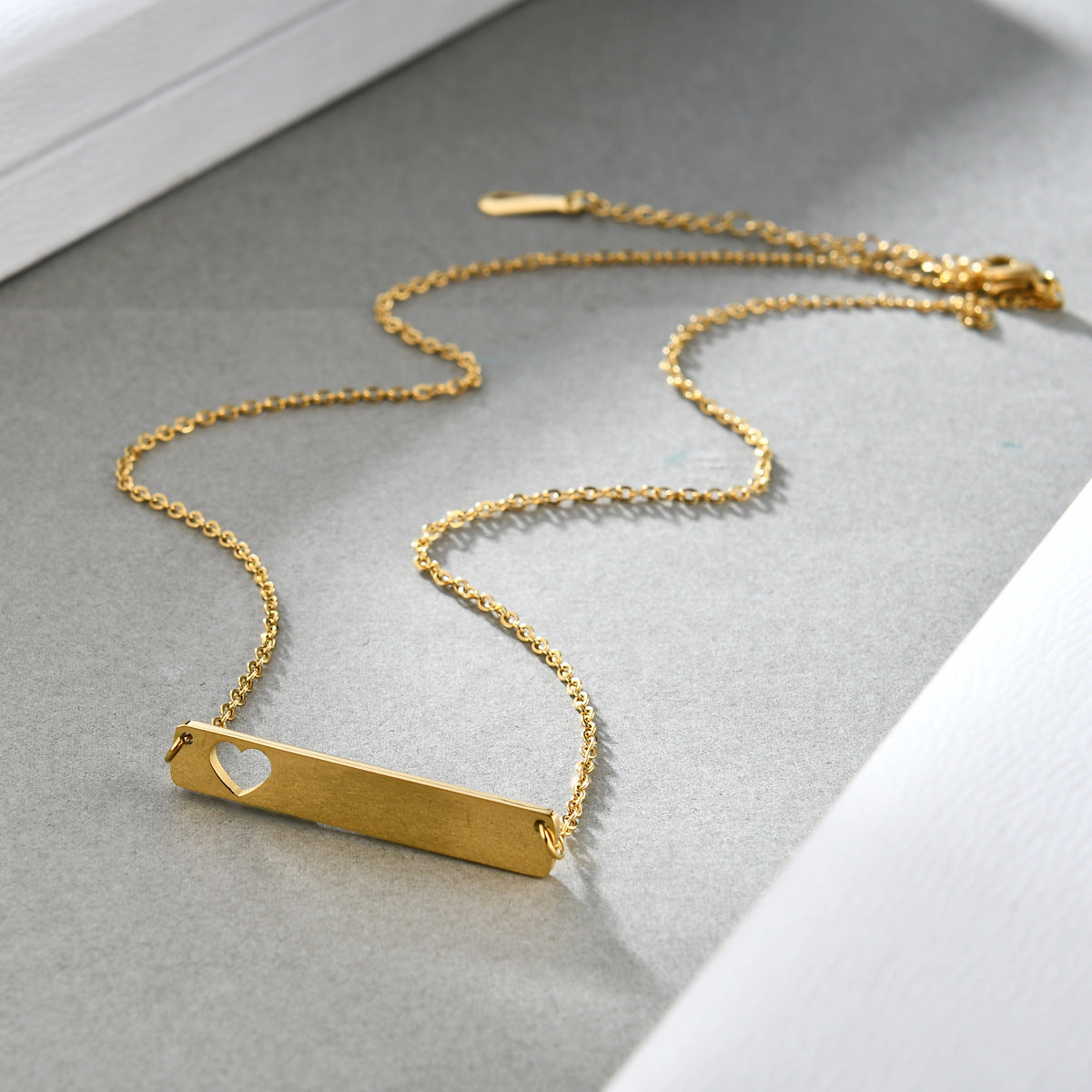 Damen Halskette mit personalisierbarem Anhänger und Herz-Detail Shop Nory