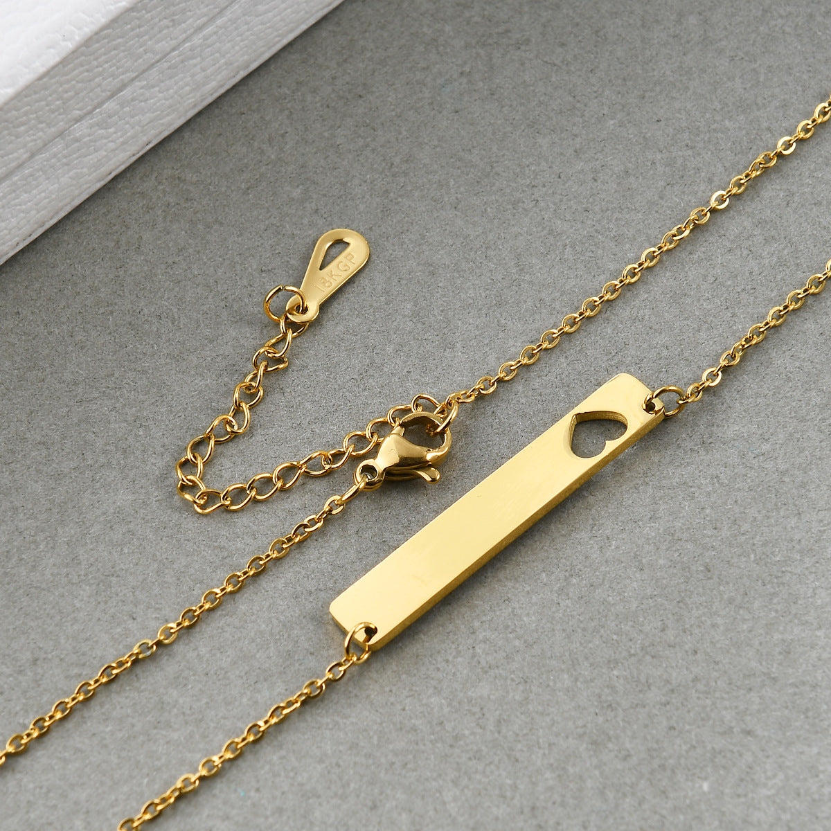 Damen Halskette mit personalisierbarem Anhänger und Herz-Detail Shop Nory