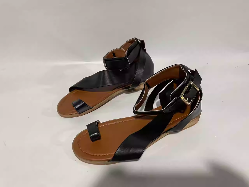 Sandalen mit Kreuzband und Zehenring