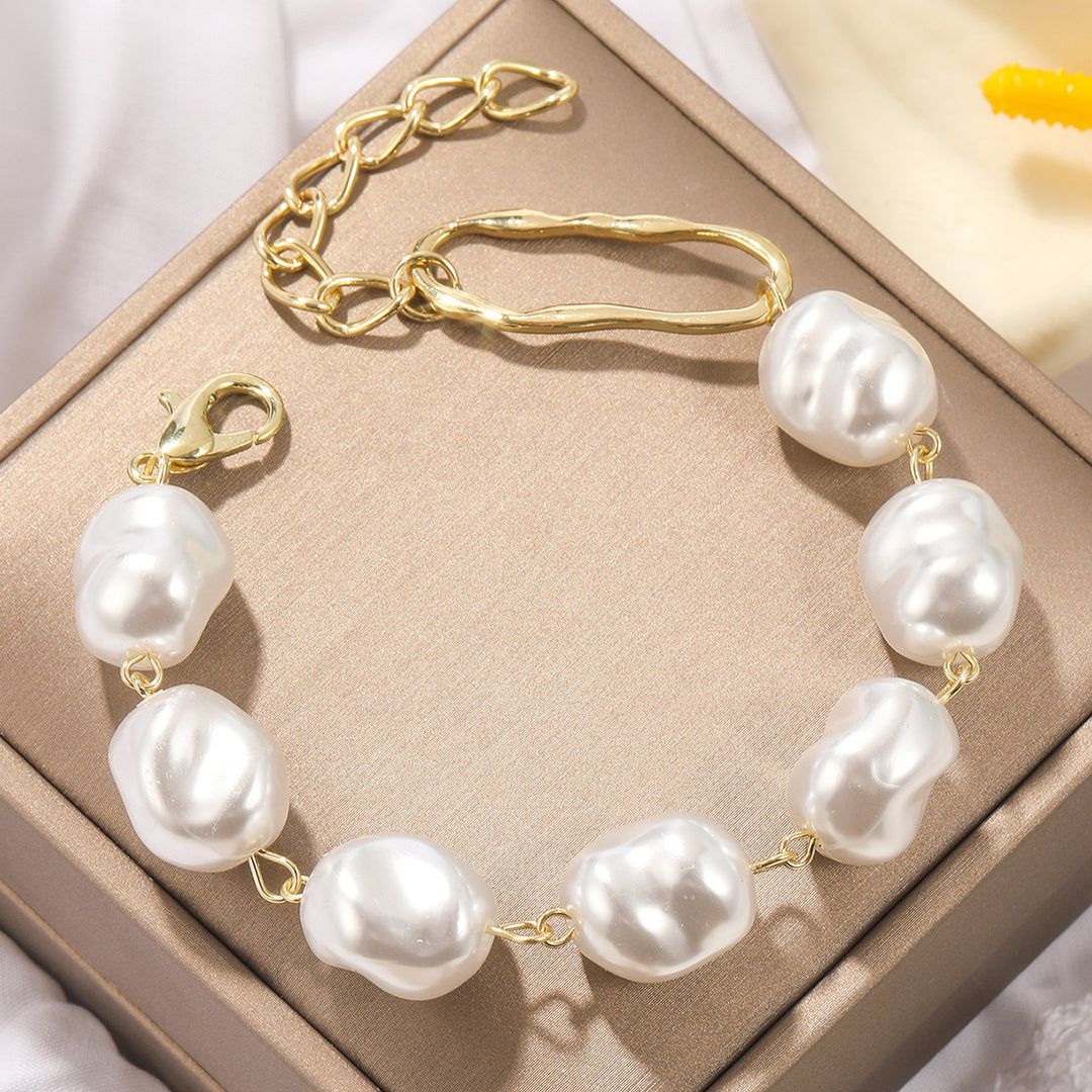 Damen Perlenarmband mit Unregelmäßigen Perlen & Goldfarbener Kette | Shop Nory