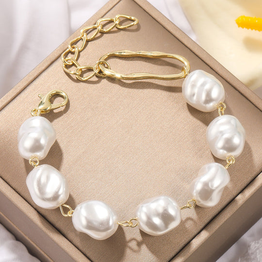 Damen Perlenarmband mit Unregelmäßigen Perlen & Goldfarbener Kette | Shop Nory