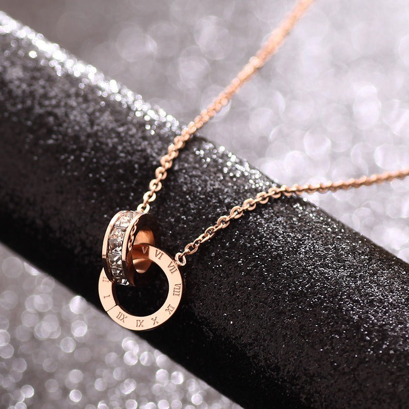 Damen elegante Halskette mit doppeltem Anhänger im modernen Design Shop Nory