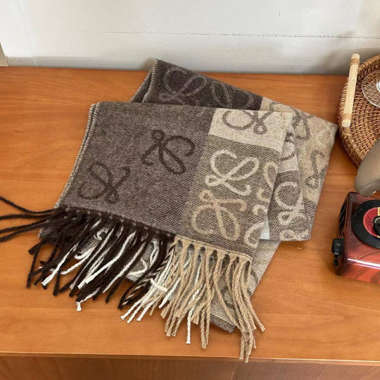 Schal mit Schachbrettmuster und Fransen