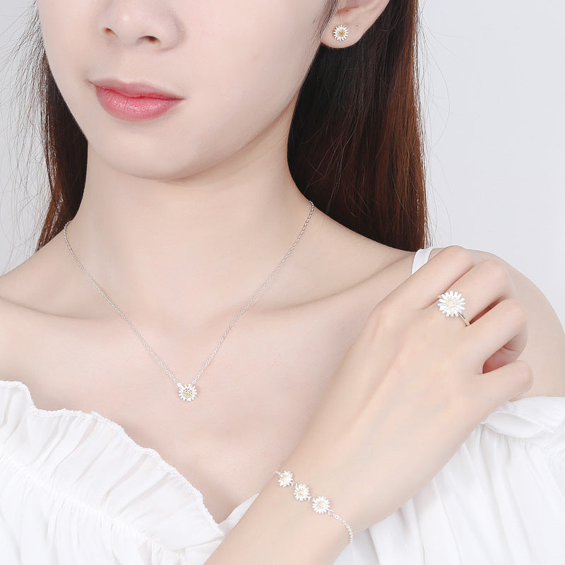 Damen Ring mit filigranem Blumenmotiv und goldenen Akzenten Shop Nory