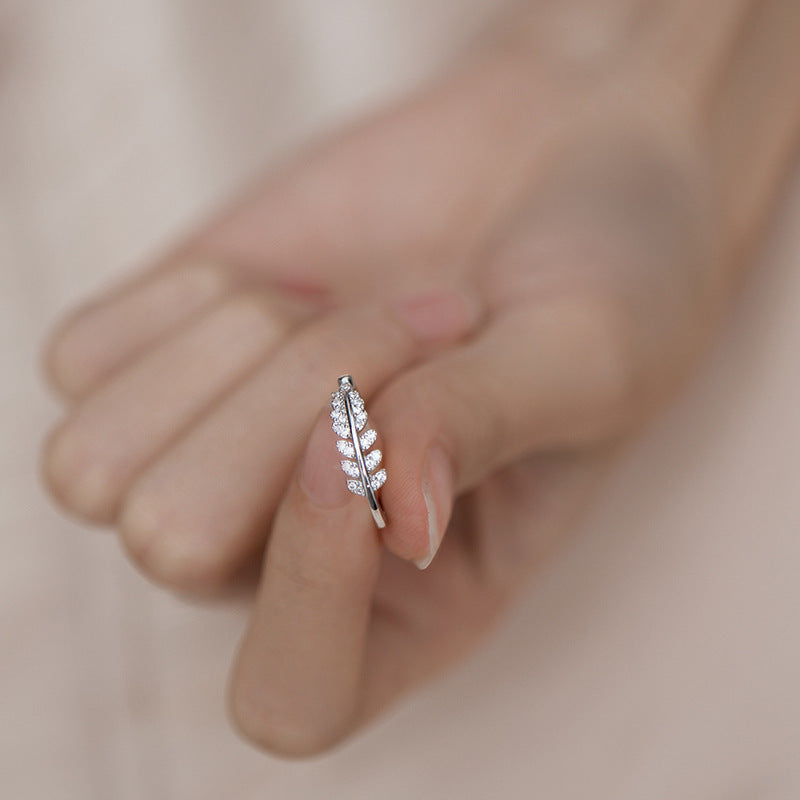 Damenring im eleganten Blattdesign mit funkelnden Zirkonia Shop Nory