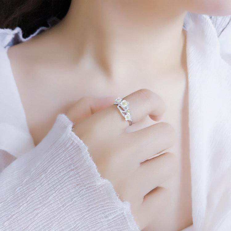 Damen filigraner Ring mit floralem Design und Goldakzenten Shop Nory