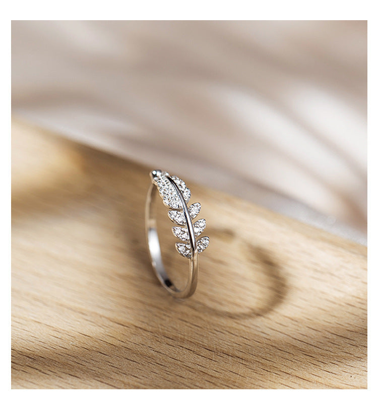 Damenring im eleganten Blattdesign mit funkelnden Zirkonia Shop Nory
