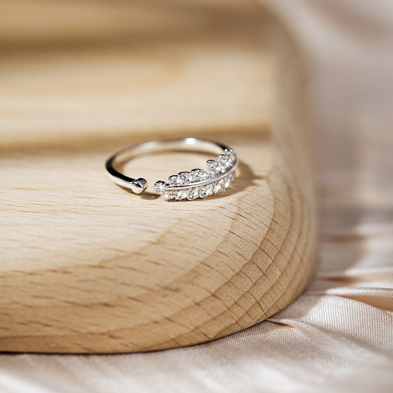 Damenring im eleganten Blattdesign mit funkelnden Zirkonia Shop Nory