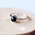 Damenring mit Onyxstein und modernem Design Shop Nory