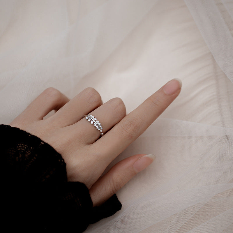 Damenring im eleganten Blattdesign mit funkelnden Zirkonia Shop Nory