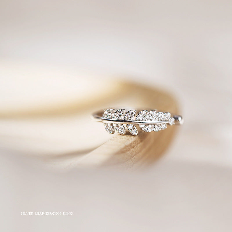 Damenring im eleganten Blattdesign mit funkelnden Zirkonia Shop Nory