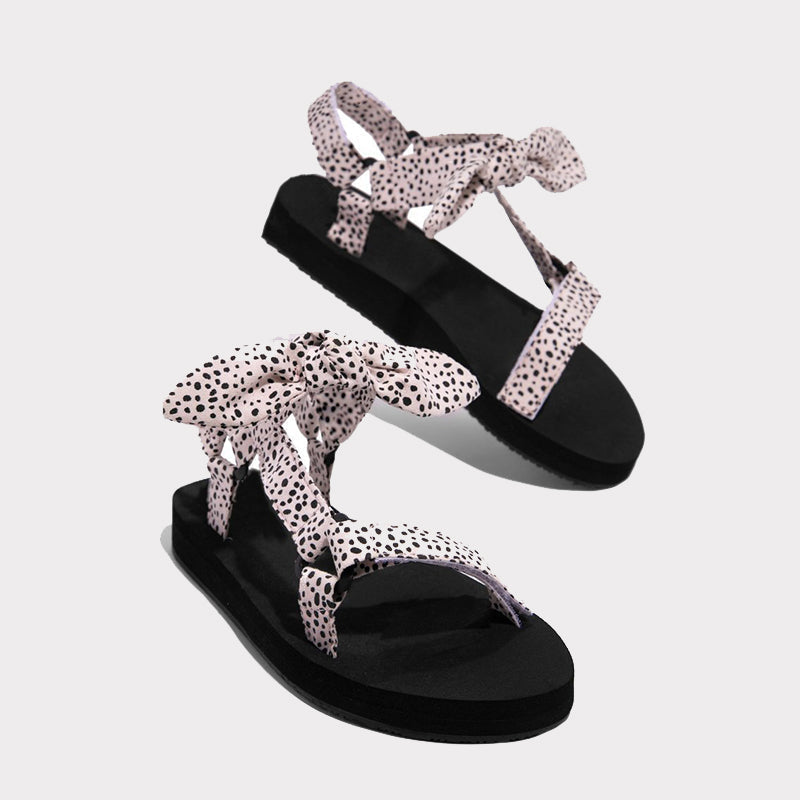 Leger mit Bogen Offene Schuhe