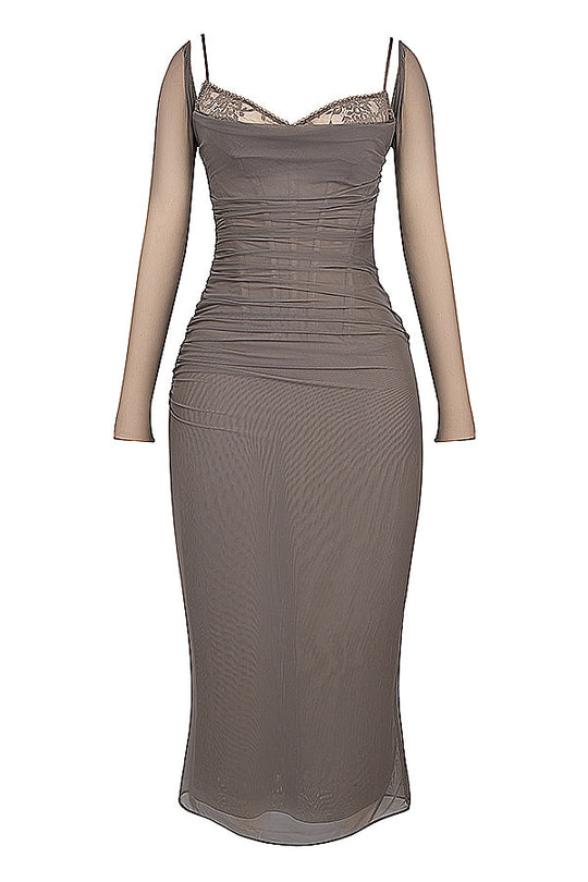 Elegantes Maxikleid mit tiefem Ausschnitt und langen Ärmeln
